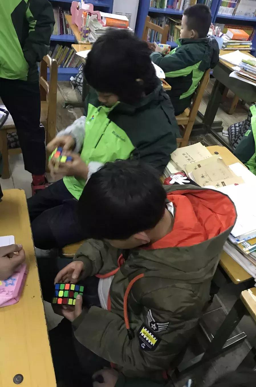 给孩子的第一节动画魔方课,小朋友学的魔方课