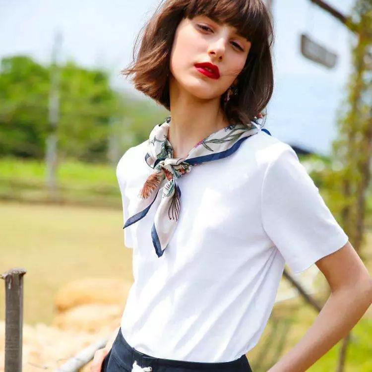 跨越半世纪的经典搭配王丝巾，这都当衣服穿了？