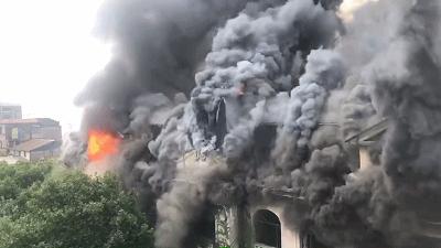 一场大火一度让人极为难过,一场大火让房子变废墟