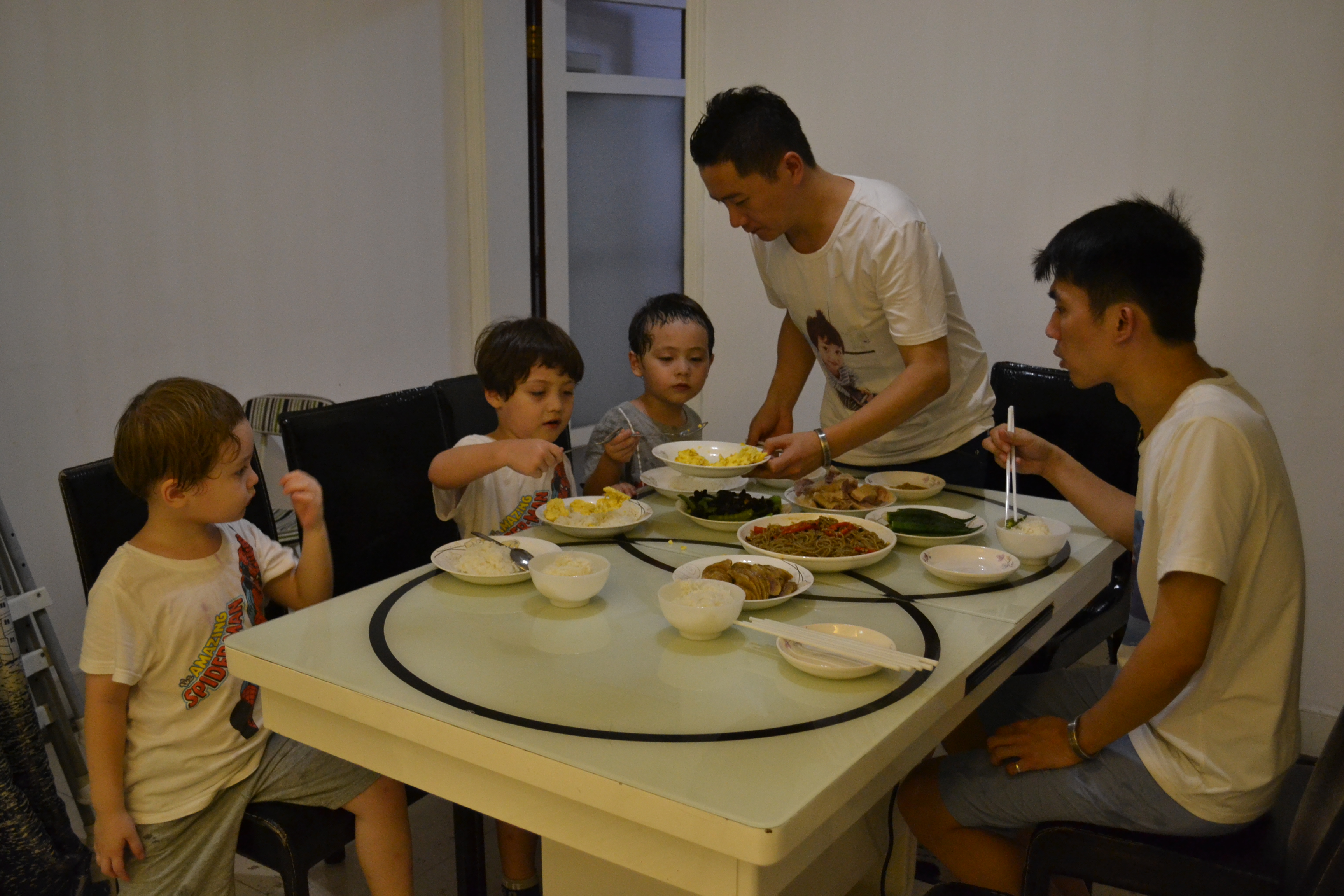 两个爸爸和双胞胎混血宝宝,两个爸爸和他们的混血儿子