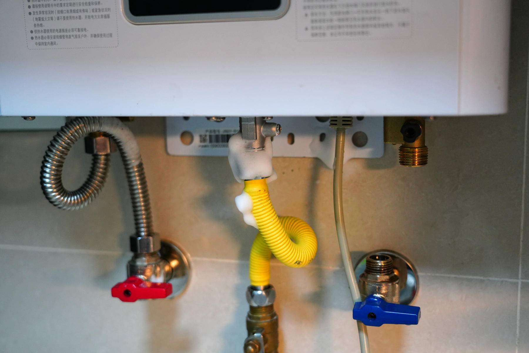 燃气热水器必须由燃气公司安装吗,燃气热水器13升和16升安装要求