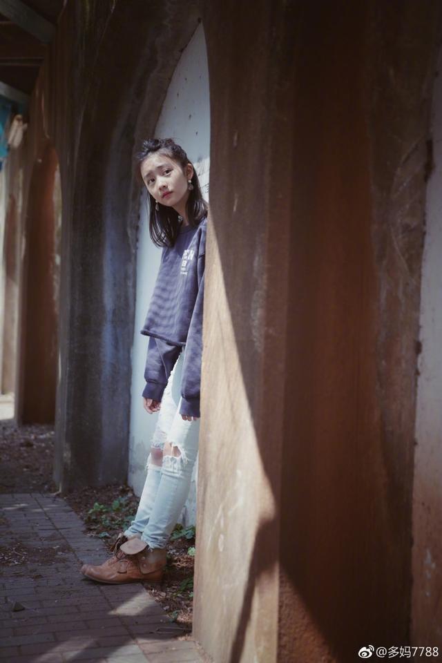 孙莉晒大女儿画作,多多和孙莉的画