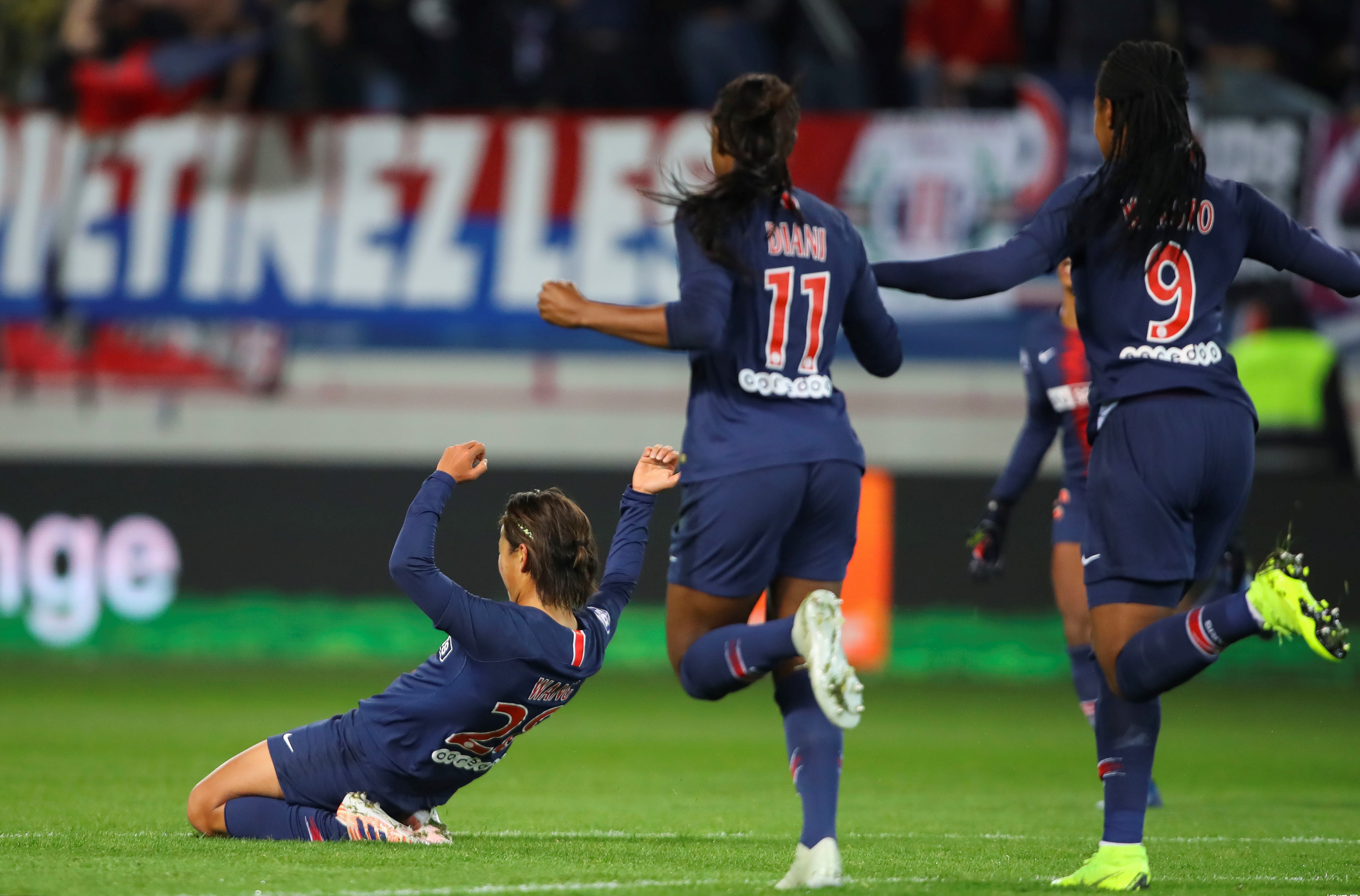 足球小姐扶贫巴黎，为何国内表现平平？中庸之道真的适用足球？