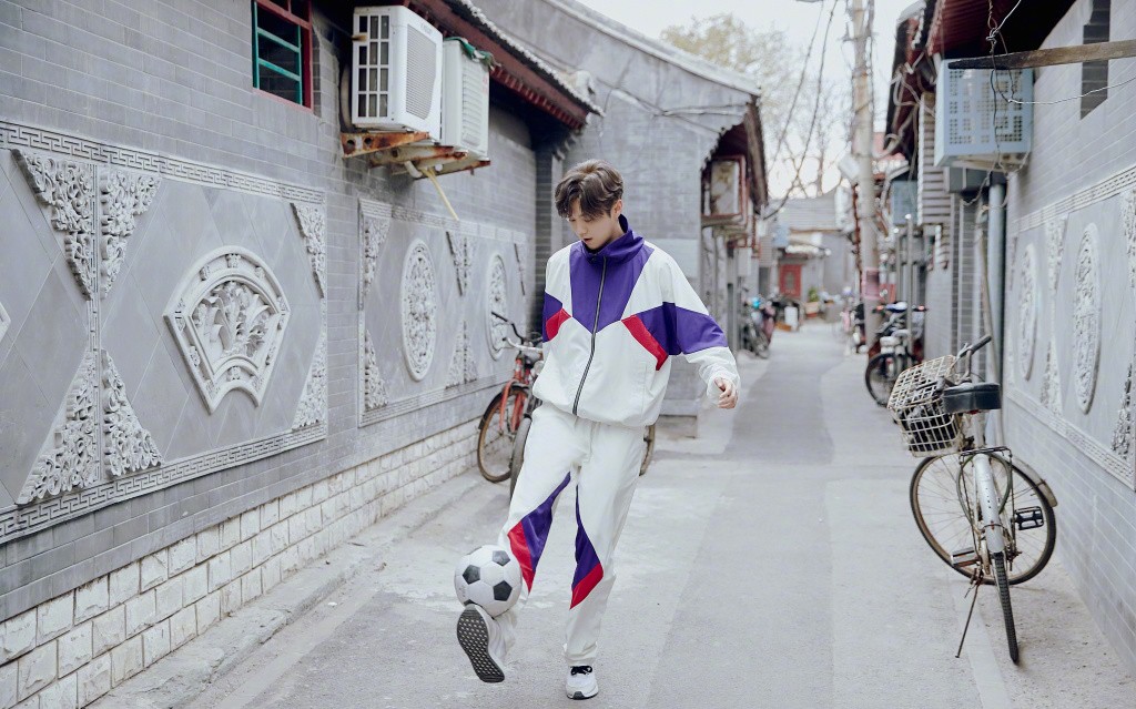 鹿晗黑色装,鹿晗白色套装满满的少年感