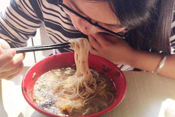 被寄生虫感染，身体或有表现，第一个很常见，可惜多数人或没在意