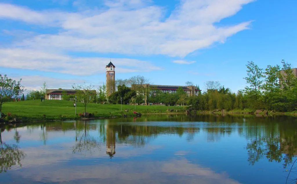 成都东软学院青城山下,东软青城山校区