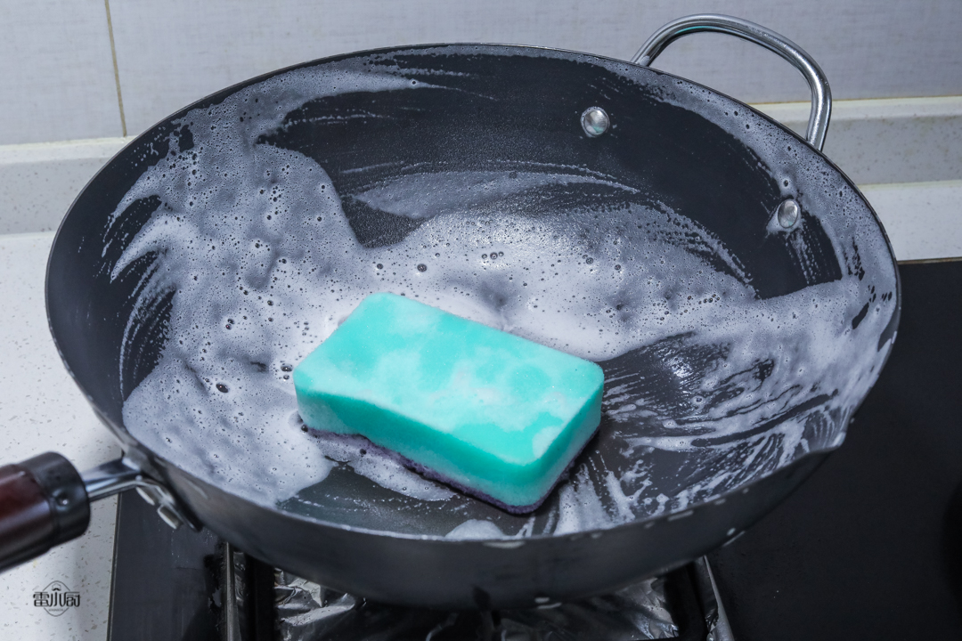 用过的铁锅怎么不粘锅妙招,铁锅第一次用怎么处理才不会粘锅