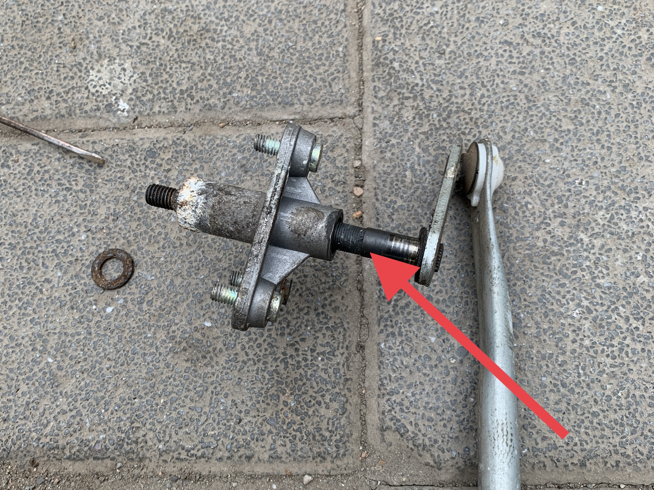 汽车雨刷器卡住了,雨刷臂压不住玻璃