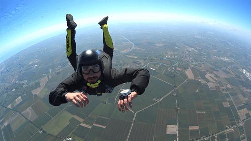 为什么客机不让用降落伞,为什么机长不愿意让乘客跳伞