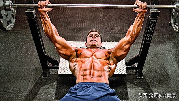 卧推力量上不去？药球仰卧胸推爆发力训练：帮你快速进阶提升力量