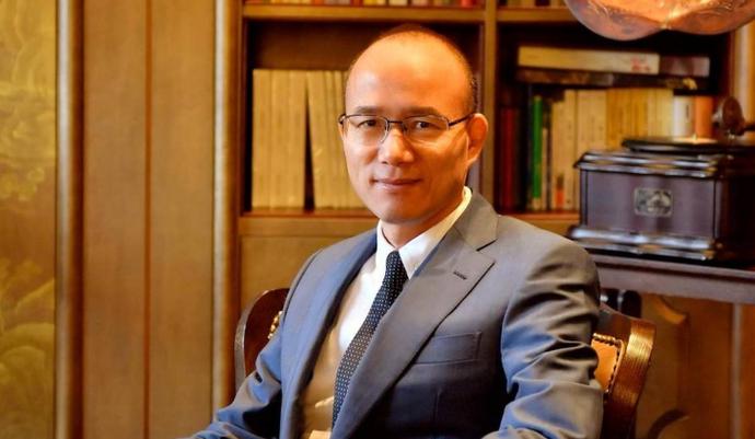 穷小子3万元创业，现在身价超400亿，成为上海首富，却离婚另娶