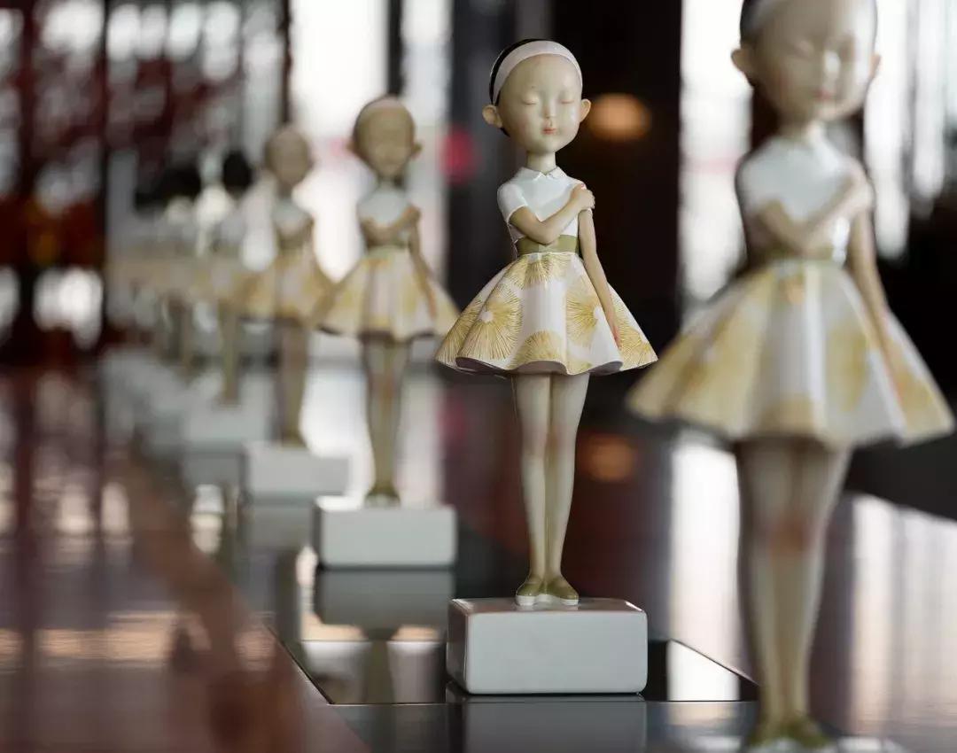 躺酒店床上看风景,躺在星级酒店房间床上看电视