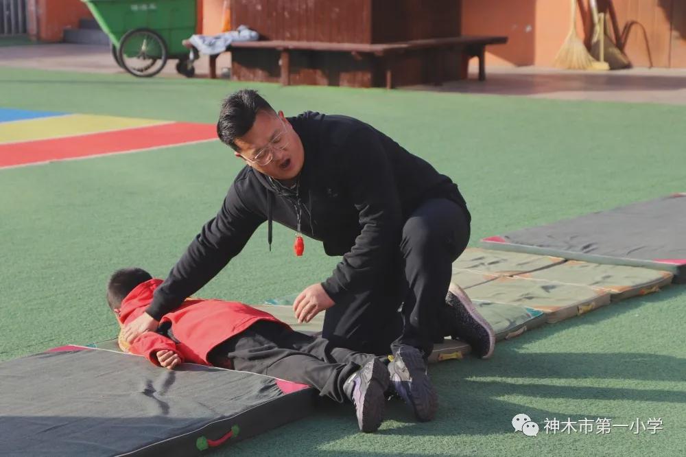神木第一小学拔河比赛,小学体育优质课简报