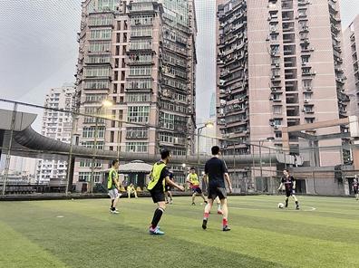 在顶楼天台打球,天台上踢球