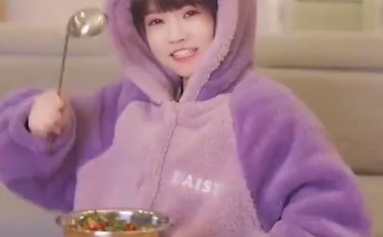 千万干饭博主被饭干伤！喉咙被划开道口子，粉丝质疑外卖被动手脚