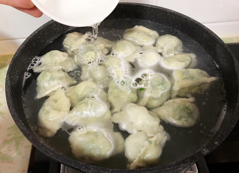 煮饺子加盖和不加盖,煮饺子的正确方法中间要添凉水吗