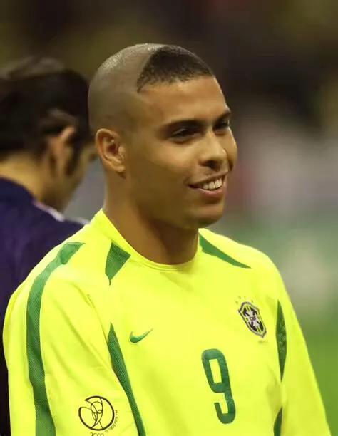 足球界的三个罗纳尔多都是谁,足球世界罗纳尔多带什么特性