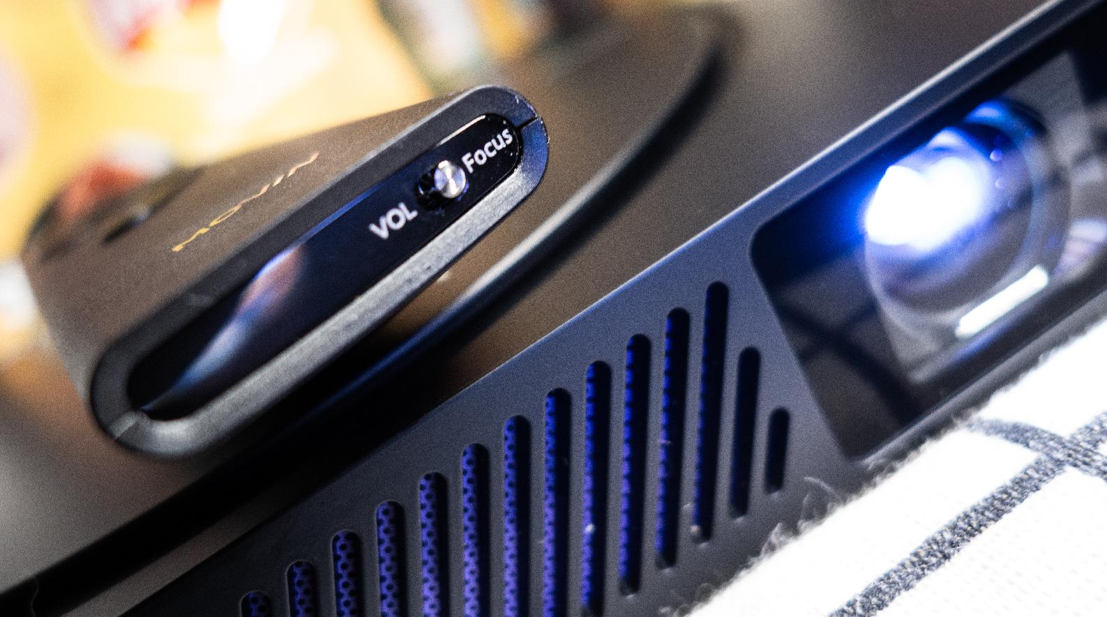 Z世代的潮酷利器，Movin01X重新定义娱乐“轻投影”