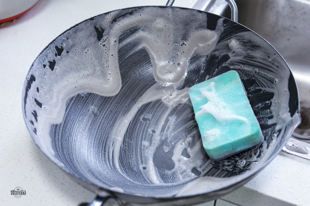铁锅第一次用怎么处理不粘锅,用过的铁锅怎么不粘锅妙招