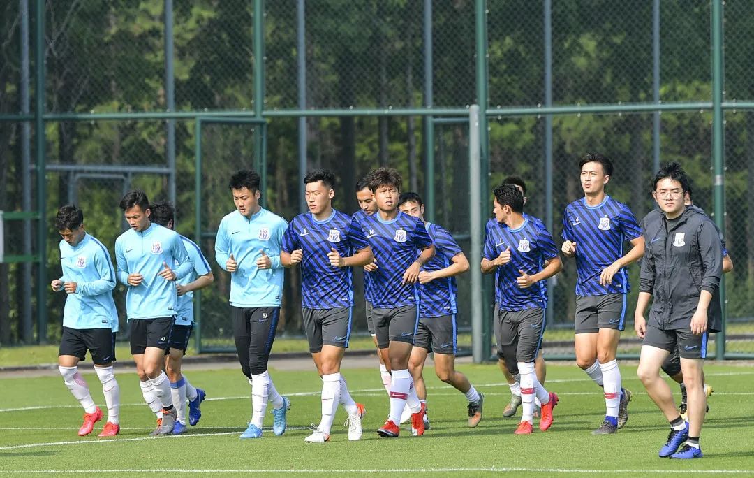 李帅：“小曹紧张得9点就睡了。”曹赟定：“这么紧张我疯啦？”