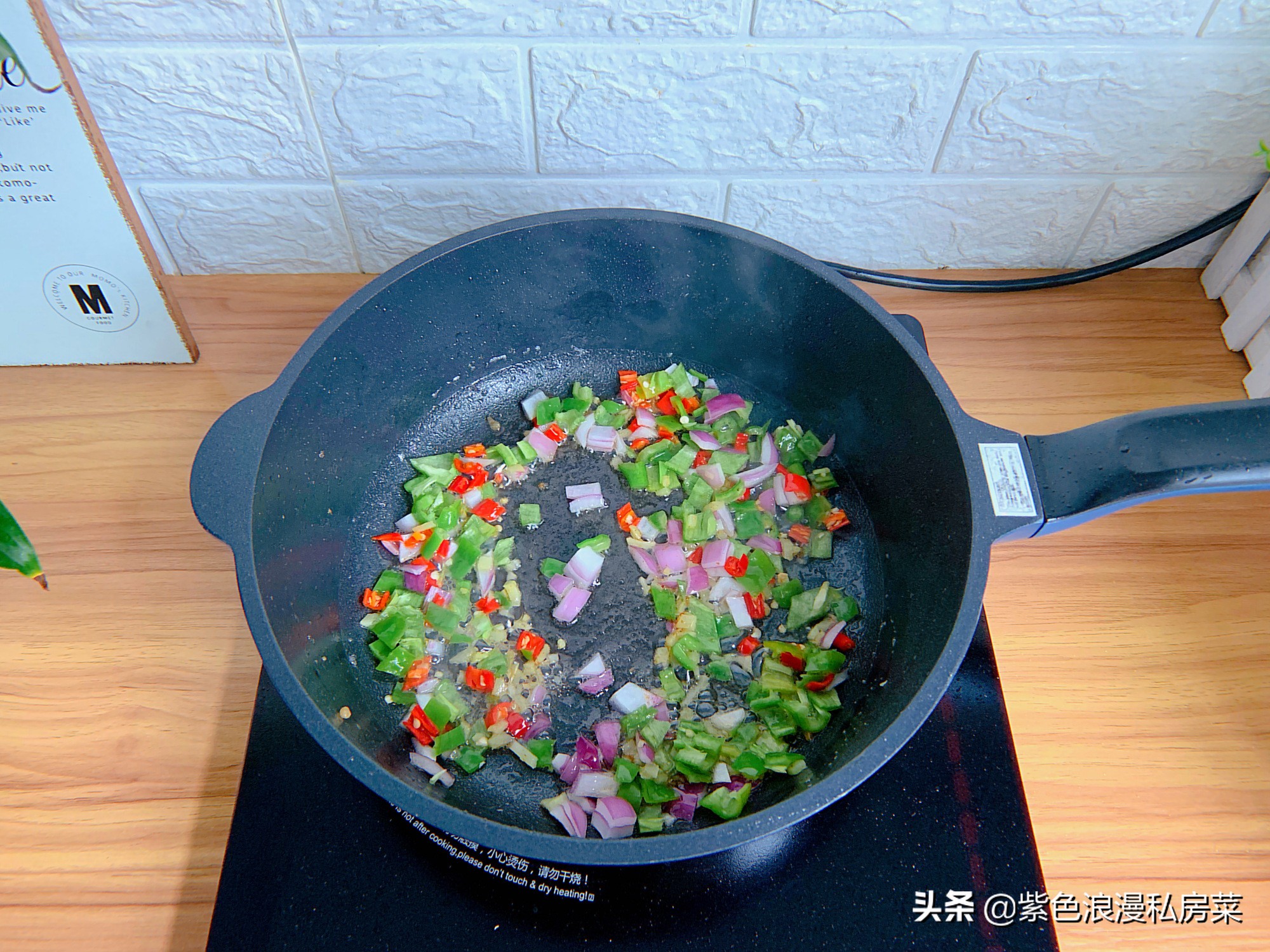 干炸小河虾金黄酥脆好吃又补钙,吃小河虾补钙是连皮一起吃吗