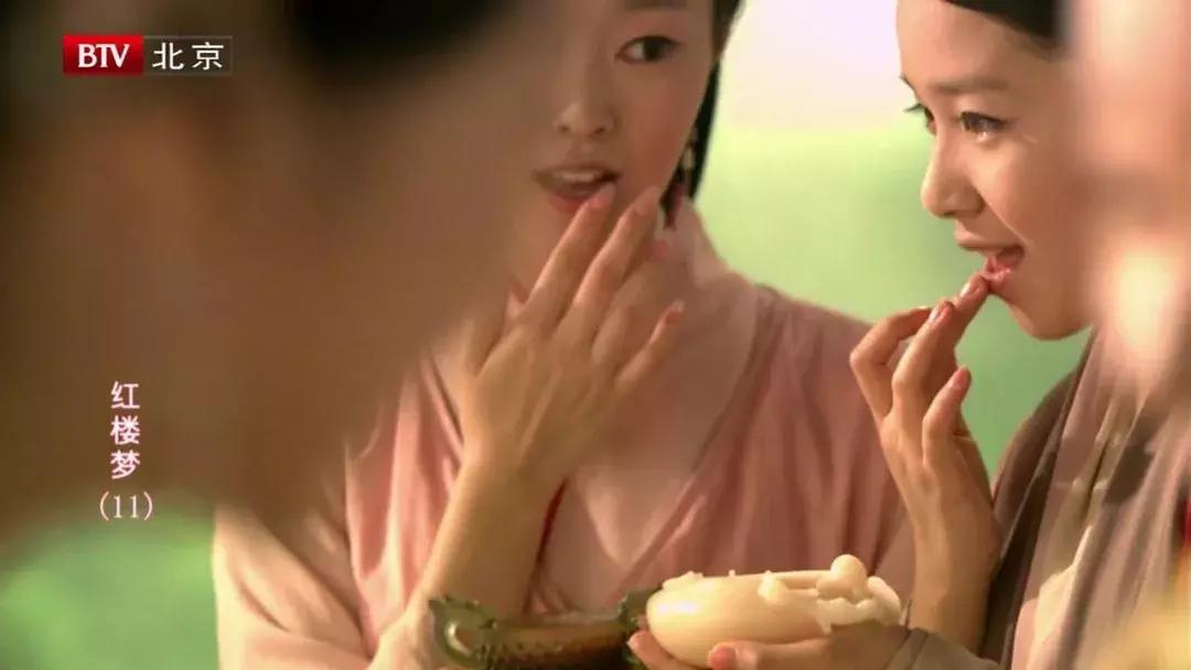 女生为什么要涂那么多东西,唇色深的女生涂口红