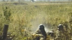 重机枪穿甲弹打穿装甲车,12.7毫米重机枪打装甲车