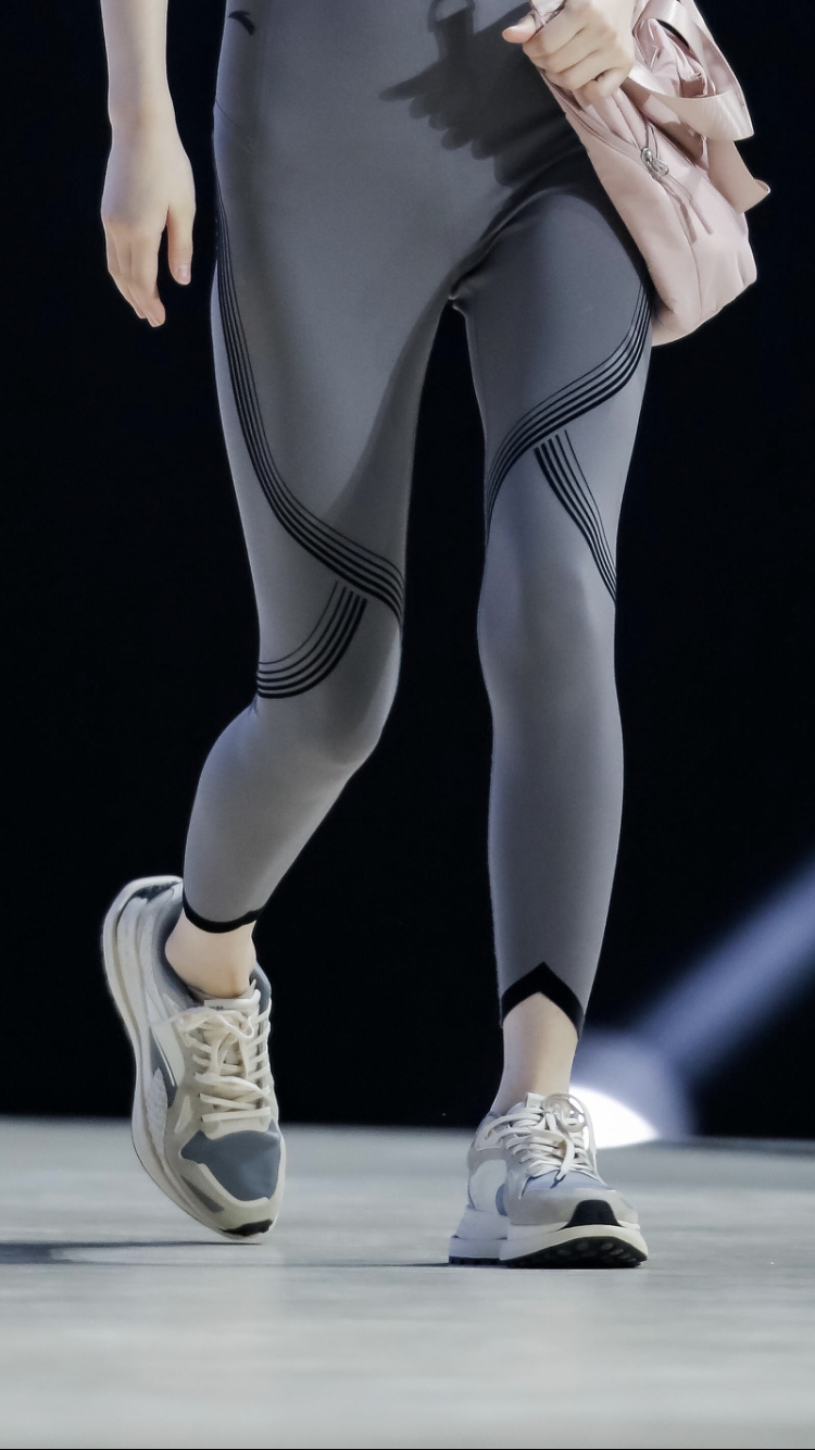 安踏颁奖服国旗版,安踏星标系列奥运领奖鞋