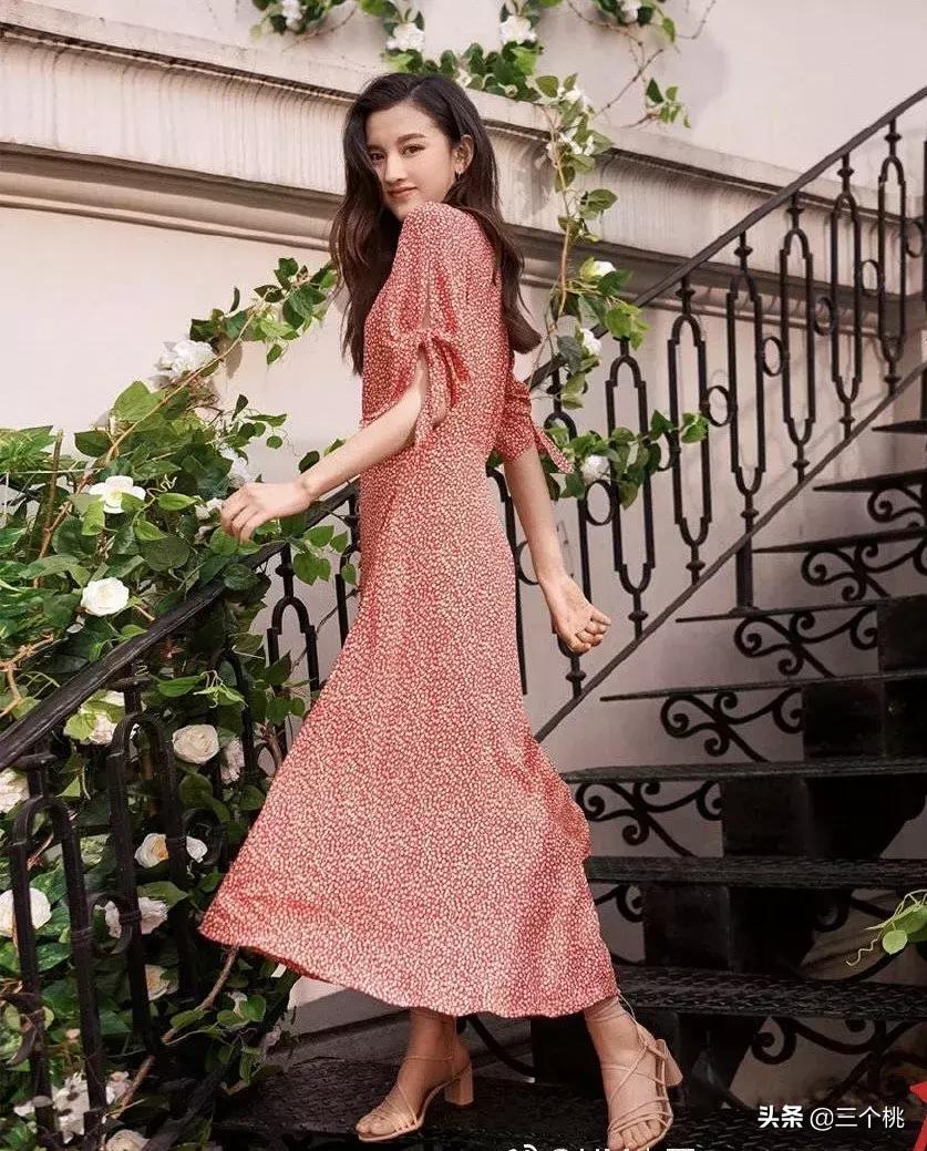 今年流行的裙子不穿高跟鞋,穿今年最流行的裙子