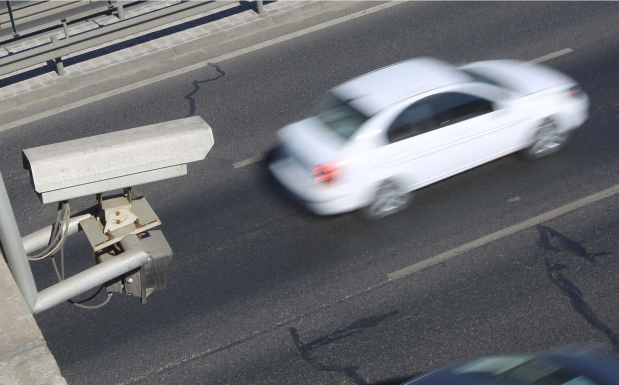 挡风玻璃小黑点老司机恍然大悟,前挡风玻璃边缘小黑点能不能贴膜