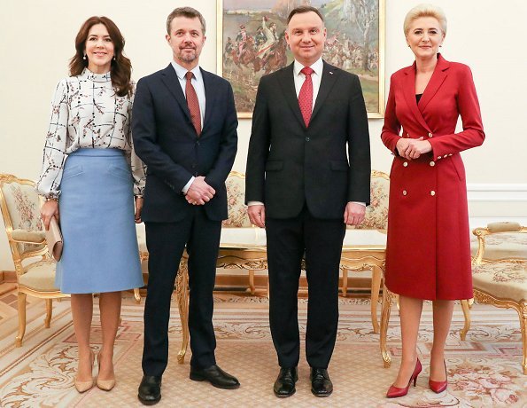 被波兰第一夫人气质惊艳了！红色大衣高贵又优雅，丹麦王妃都输了