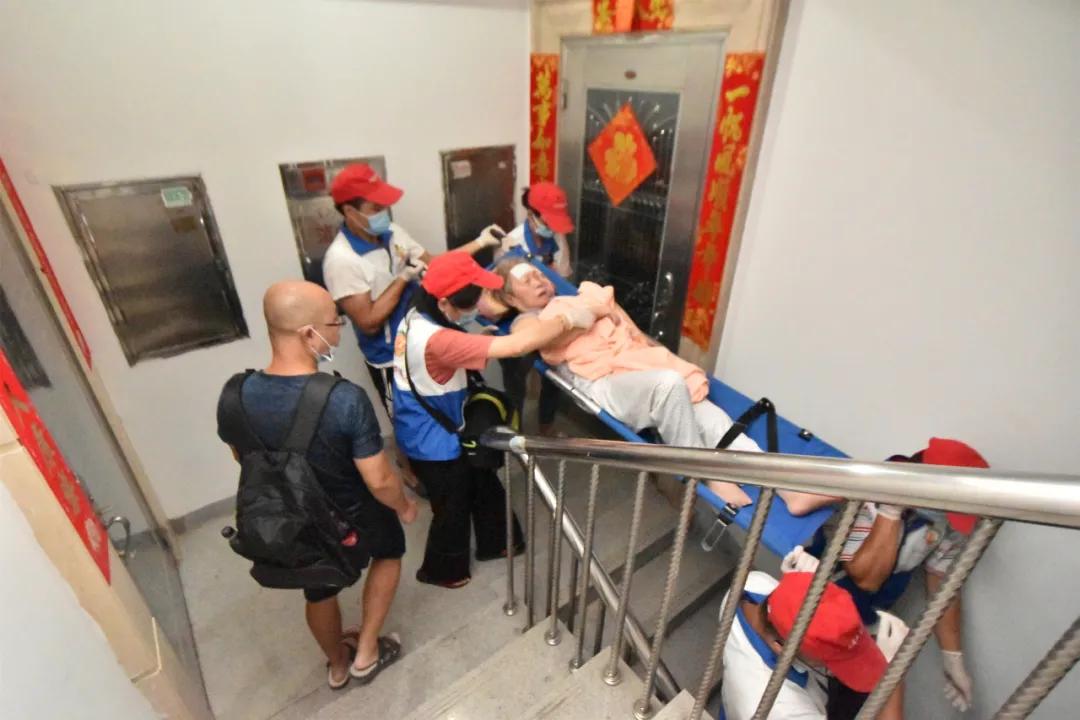 深更半夜铃声喊呼援瘫痪老人发烧得下楼