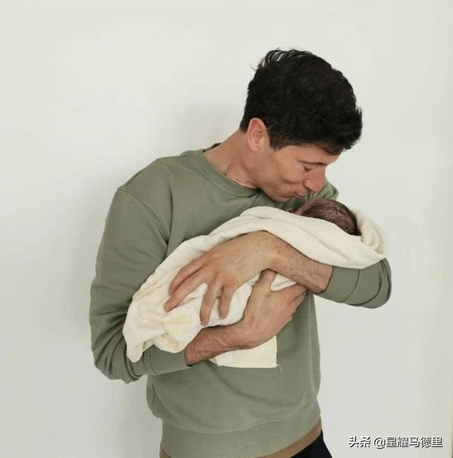 31岁足坛第1中锋第2次当爹！娇妻再产下1女，曾是空手道世界冠军