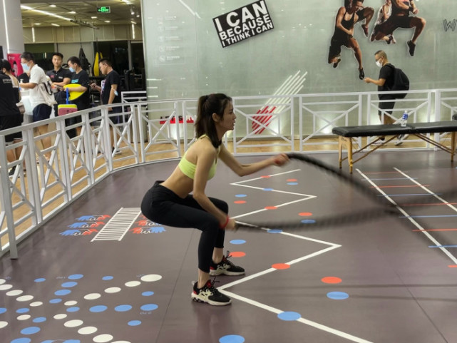 张馨月给林峯唱歌,林峯张馨月甜蜜瞬间