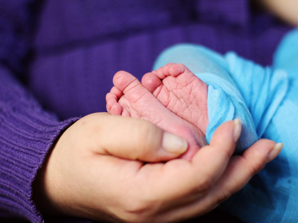 宝宝手脚脱皮是什么原因该怎么办,手脚起皮什么原因儿童