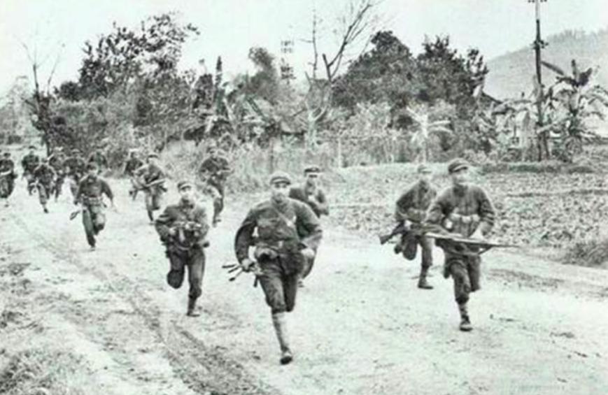 越战老兵回到曾经战斗过的地方,越战老兵讲述当年挡子弹