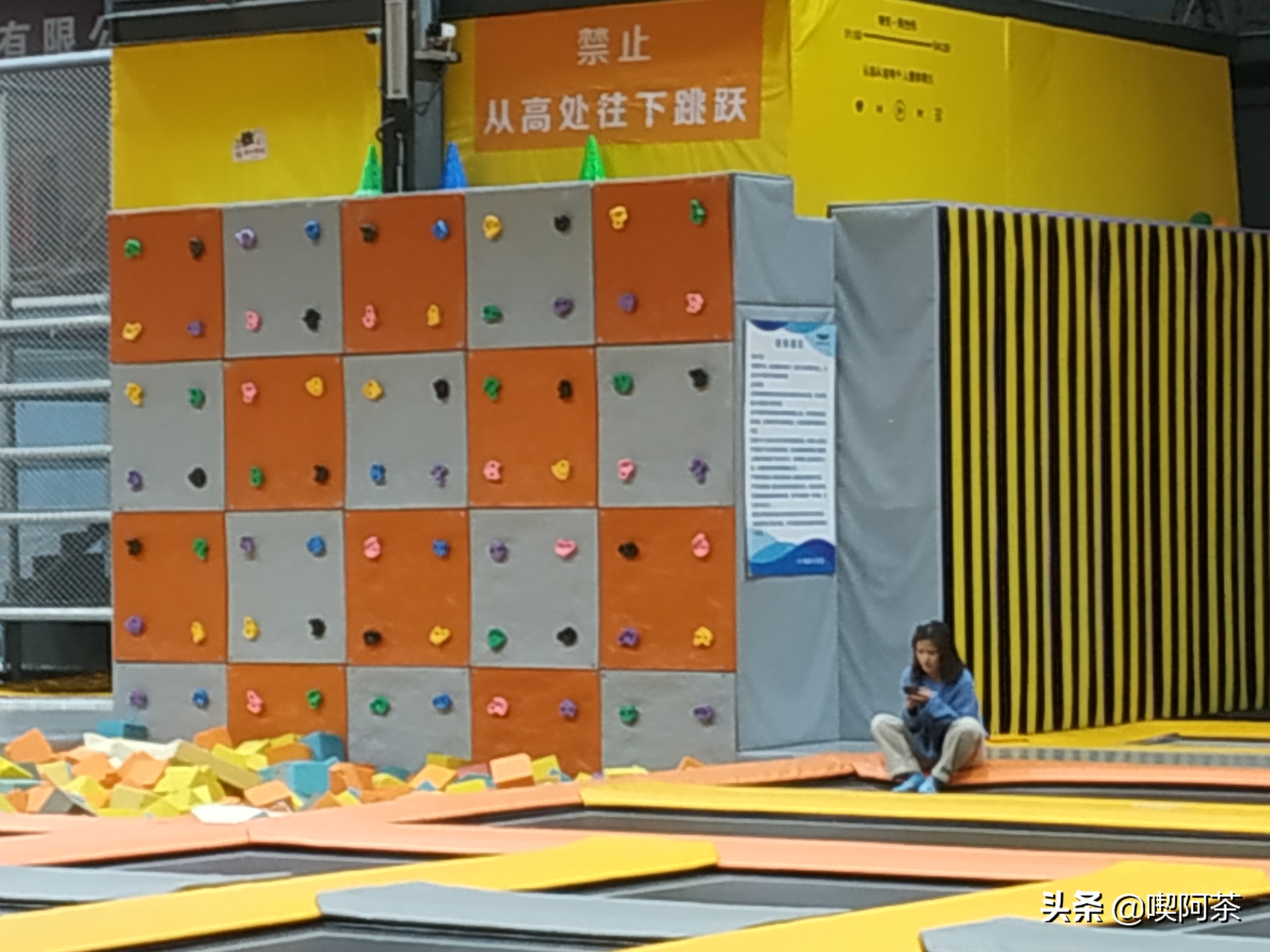 让我们离开地球表面歌词,让我们一起逃离到地球的边缘