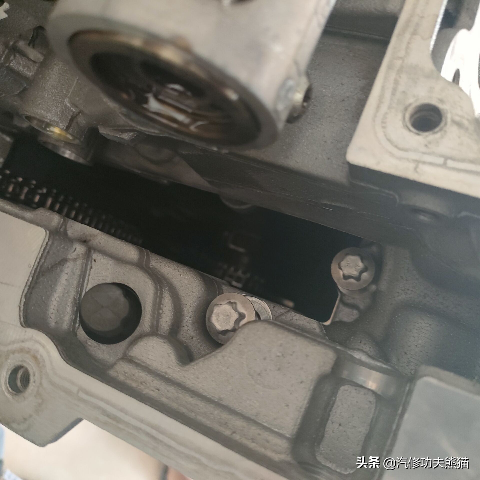 宝马e90325i2007款,宝马e90漏机油通病