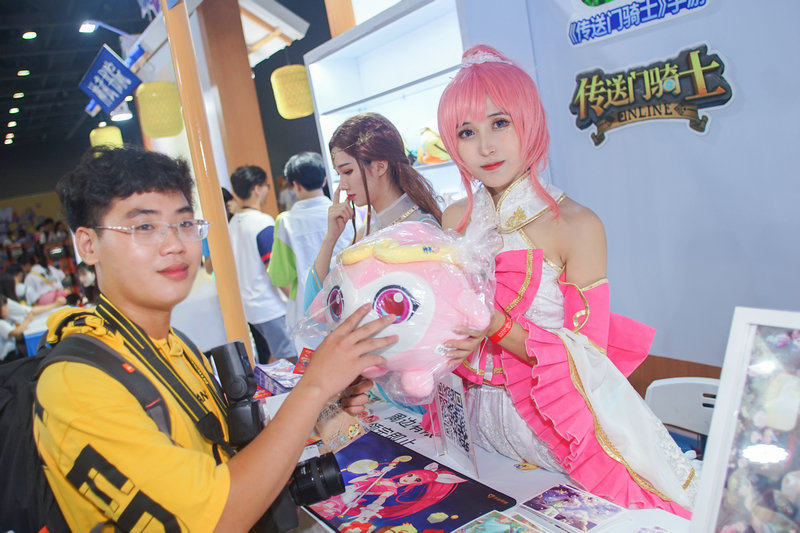 漫展一群coser狐狸,漫展100个coser比心