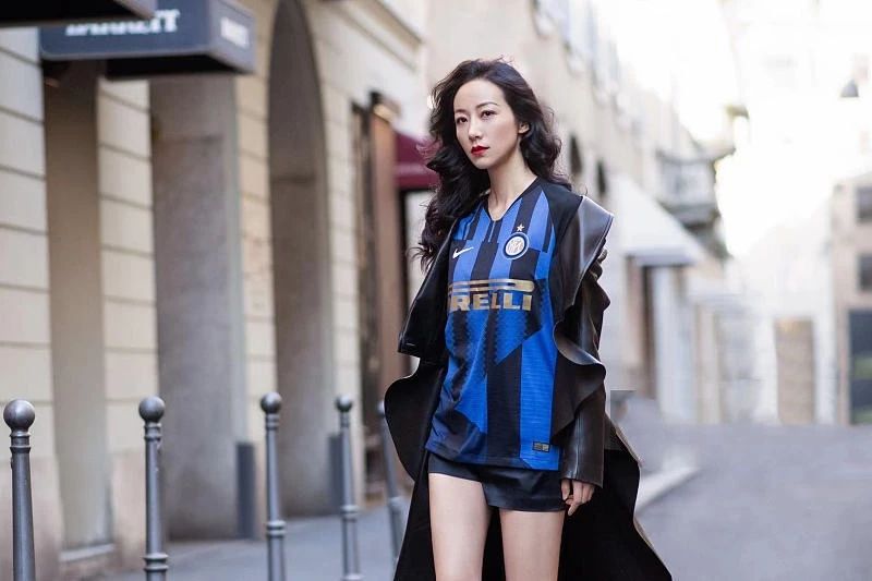 ​张钧甯挑战皮衣诱惑赶时髦！连衣裙套装+红唇实力扮酷，抢风头