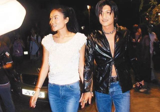 王菲谢霆锋世纪大复合大牵手图片,王菲牵谢霆锋经典瞬间