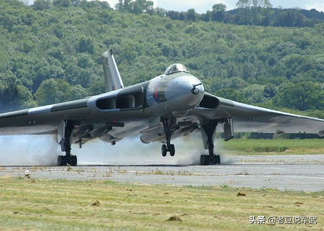 英国v型轰炸机,英国三神轰炸机