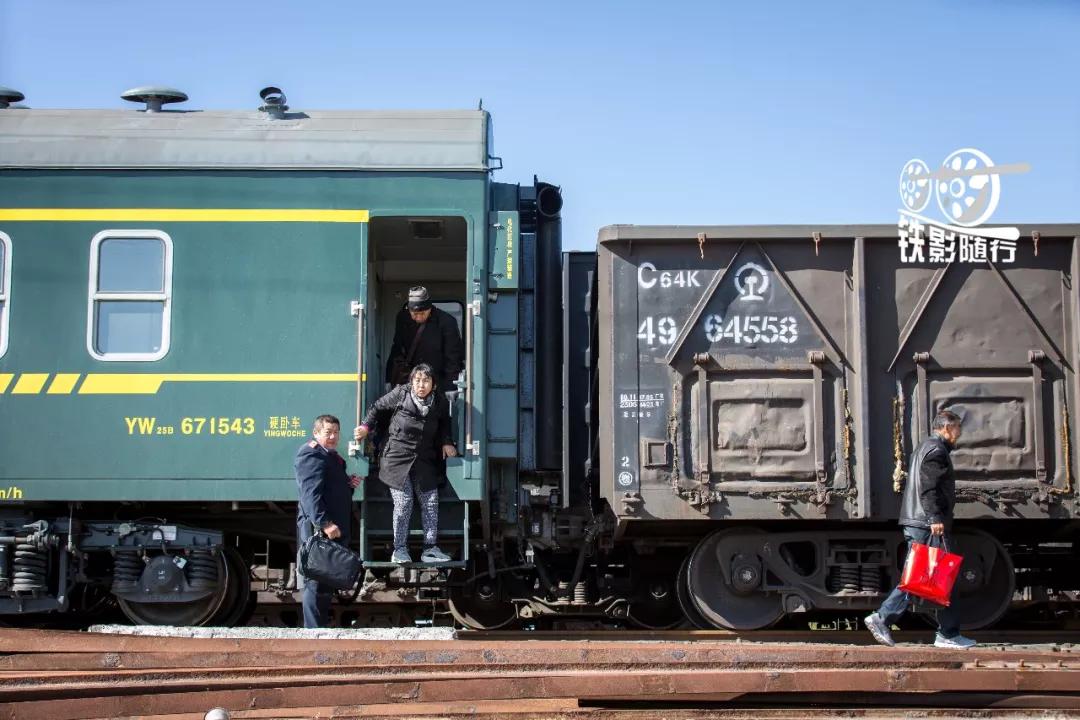 铁影｜穿越沙漠的“混编列车”——吉兰泰铁路运转记