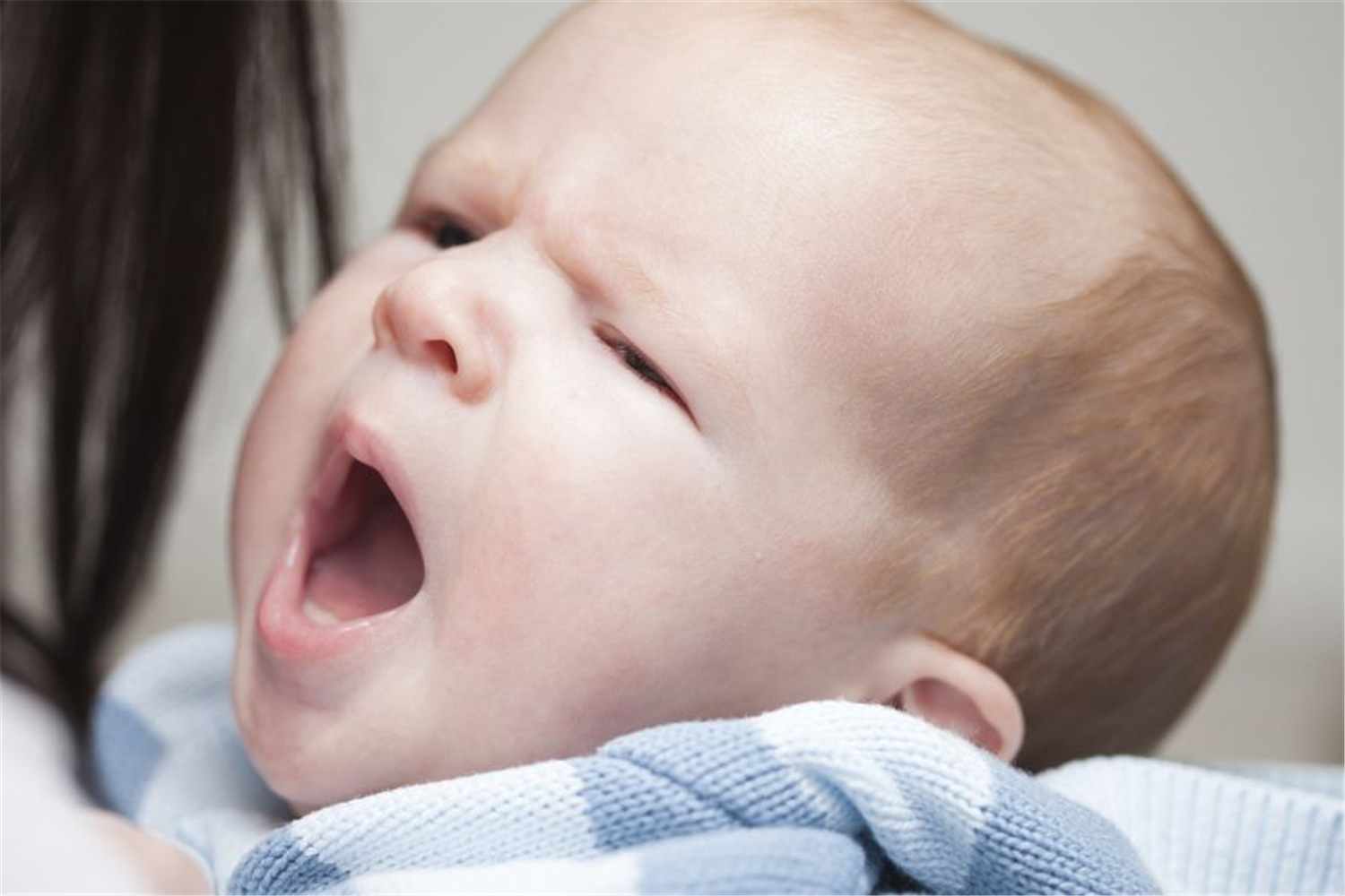 六个多月大的宝宝发烧怎么办,为什么宝宝会突然发烧没有症状