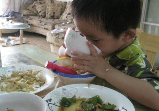 宝宝多大就能和大人吃一样的饭了,宝宝多大就能和大人一起吃饭了