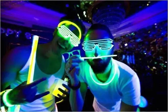 今夕有你丨99元双人票限时抢！免费写真、缘分墙、潮人趴…七夕来狂欢水世界占领你的主场