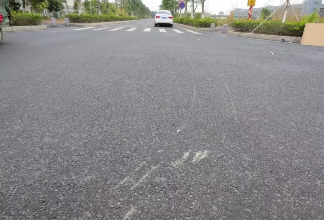 珠海横穿马路被撞飞后续,珠海一男子骑摩托车逆行身亡