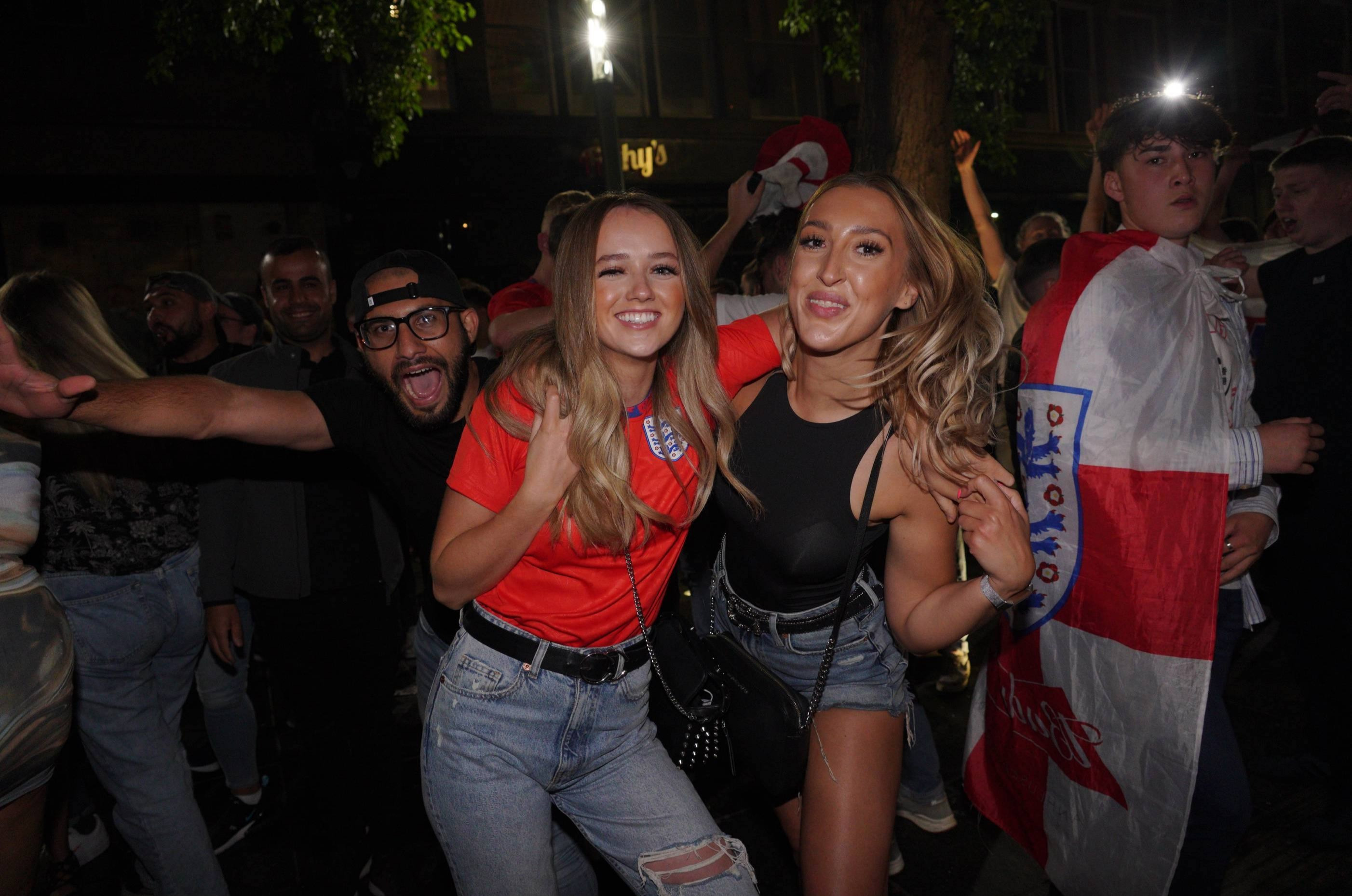 英格兰2:1丹麦,英格兰vs丹麦2-1英国球迷