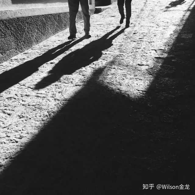 黑白照片变彩色是原来的颜色吗,为什么一点黑白照片就能变成彩色