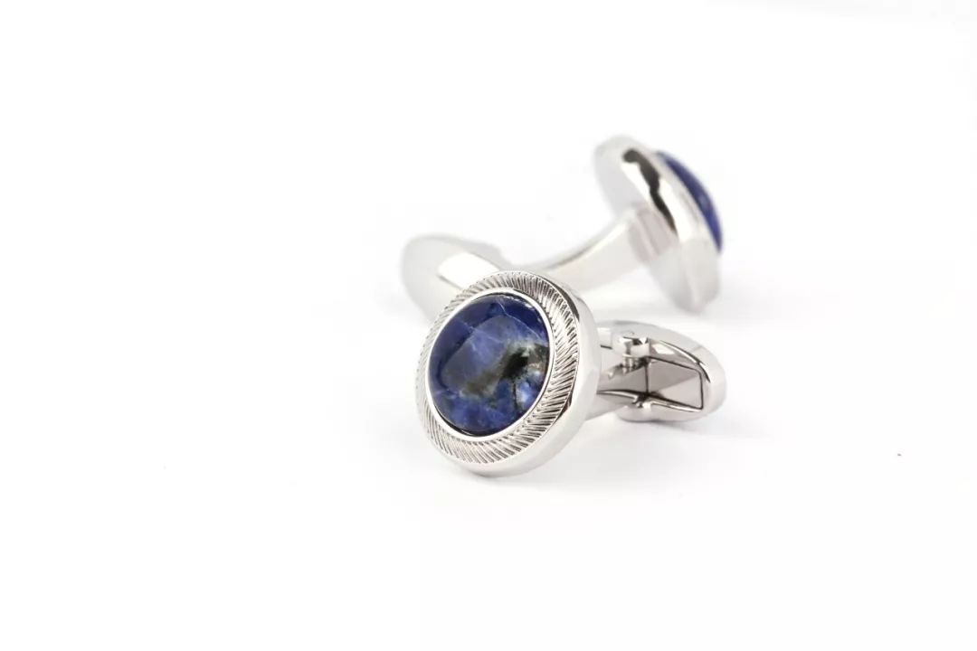 给西装加一条腰带,给西装加盘扣